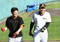 練習の合間、笑顔を見せる（右から）阪神・井上広大と阪神・前川右京＝安芸（撮影・田中太一）
