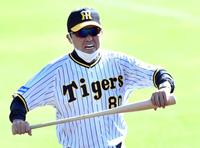 　バットを持ってウオーミングアップをする岡田監督（撮影・田中太一）