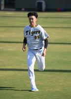 　練習で汗を流す湯浅（撮影・石井剣太郎）