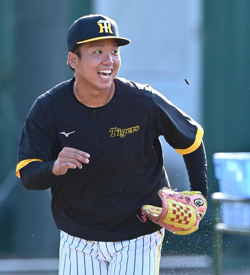 　守備練習に励む村上