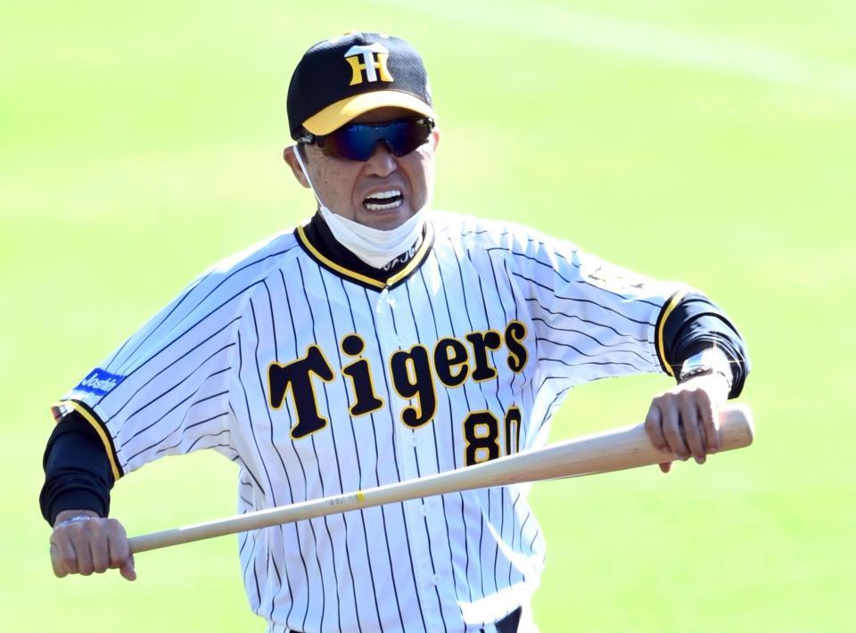 　バットを持ってウオーミングアップをする岡田監督（撮影・田中太一）