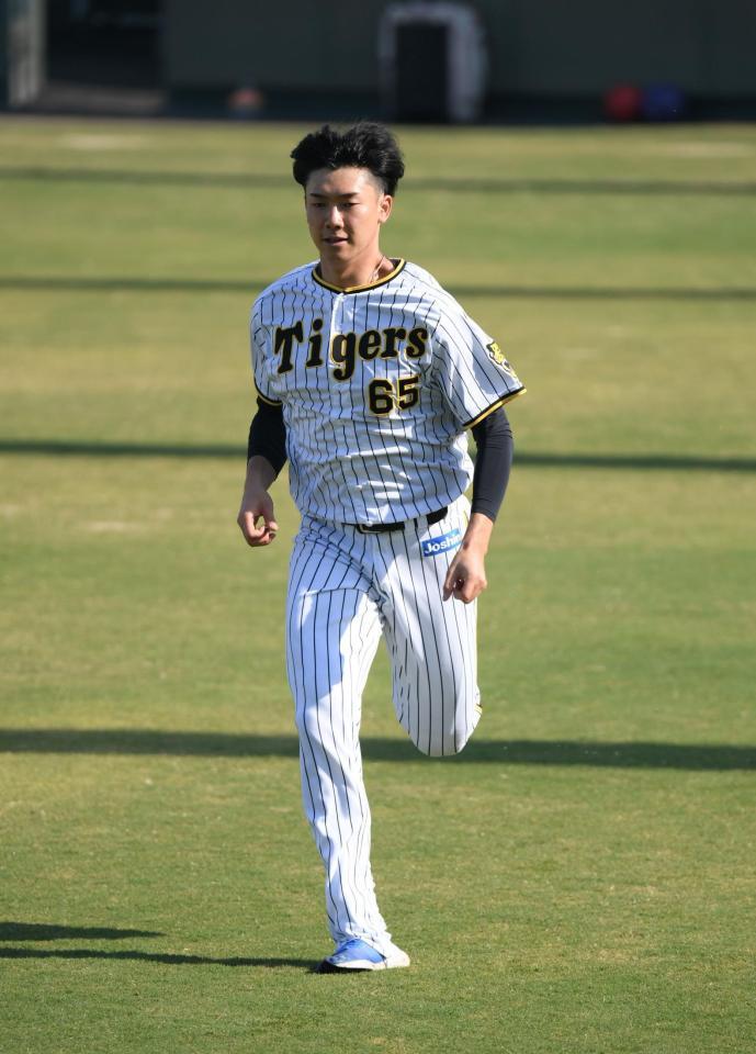 　練習で汗を流す湯浅（撮影・石井剣太郎）