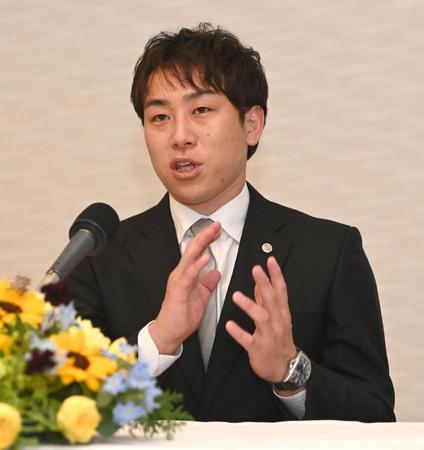 　コーチ就任会見で意気込みを語る山崎２軍打撃コーチ（撮影・飯室逸平）