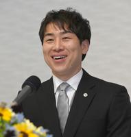 　コーチ就任会見で意気込みを語る山崎２軍打撃コーチ（撮影・飯室逸平）