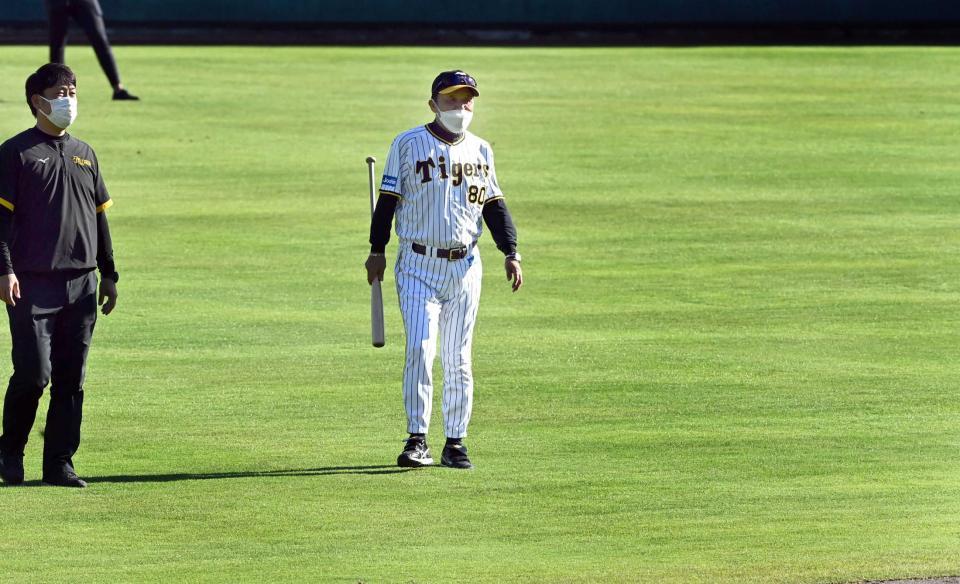 阪神・岡田監督“センサー健在”芝刈り指令 甲子園仕様へ安芸球場３