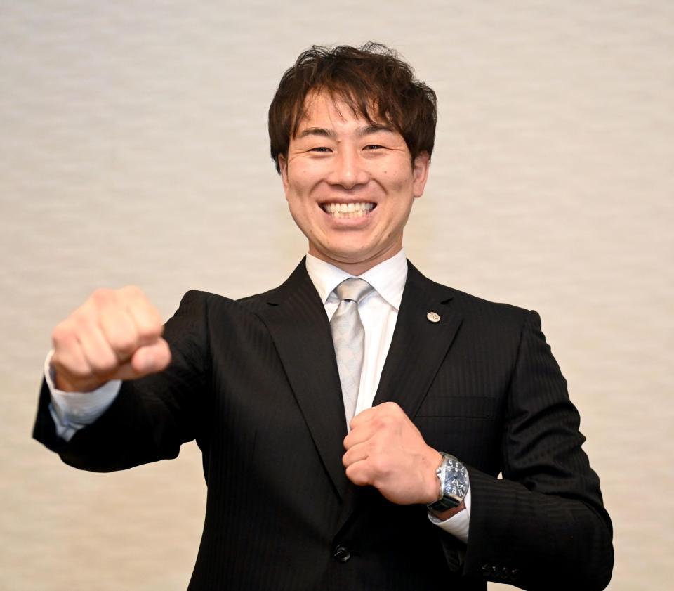 　就任会見を終え、笑顔でポーズを決める山崎２軍打撃コーチ（撮影・飯室逸平）