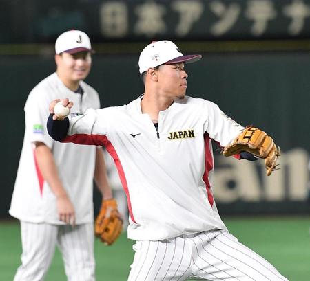 　岡本和（左）と守備練習する佐藤輝（撮影・西岡正）