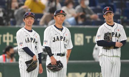 試合前の守備練習を終えた（左から）日本代表・近本光司、西川龍馬、塩見泰隆＝東京ドーム（撮影・堀内翔）