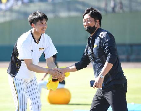 　才木（左）に声をかけ、握手を交わす藤川球児ＳＡ（撮影・飯室逸平）