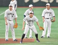 　村上（左）、岡本（右）と共に三塁でノックを受ける佐藤輝（撮影・西岡正）