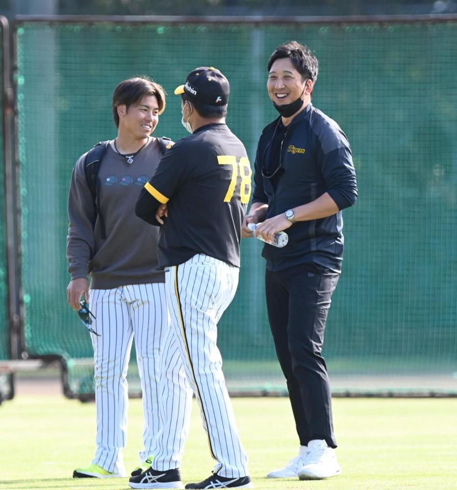 　梅野らと話す藤川ＳＡ