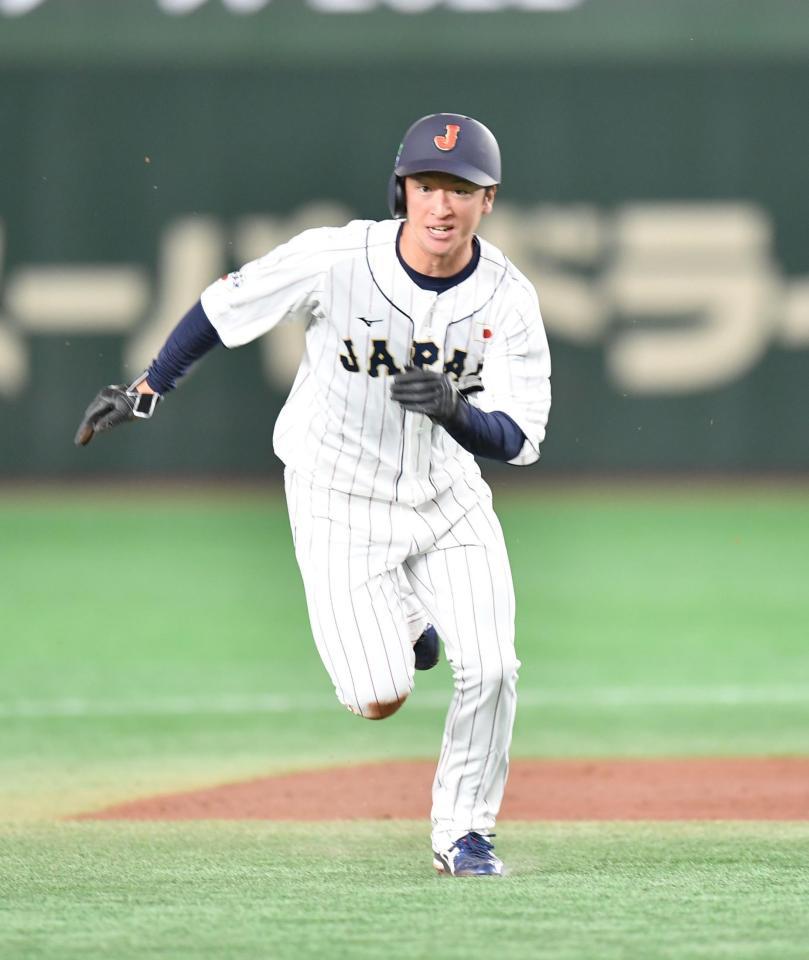 　１回、打者・近藤の時、二盗を決め、送球ミスで三塁へ向かう近本（撮影・西岡正）