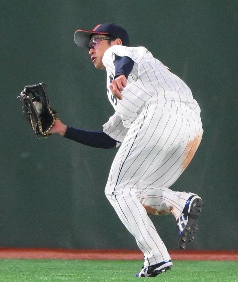 　５回、宇佐見の打球を捕る近本（撮影・堀内翔）