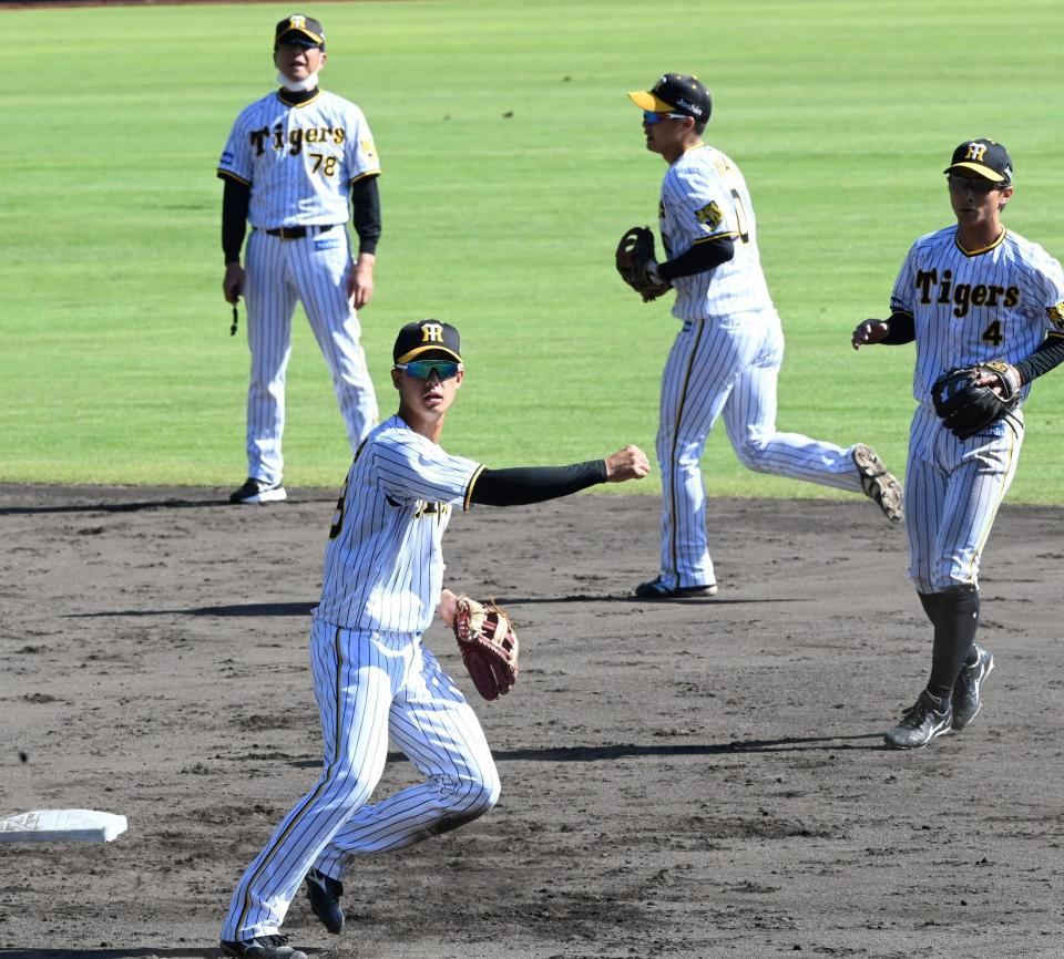 　平田ヘッドコーチ（左奥）がタイムを計る中、併殺の練習をする小幡、熊谷ら（撮影・田中太一）