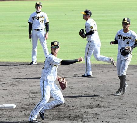 　平田ヘッドコーチ（左奥）がタイムを計る中、併殺の練習をする小幡、熊谷敬ら（撮影・田中太一）