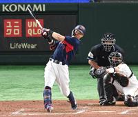 　７回、適時打を放つ佐藤輝（撮影・高石航平）