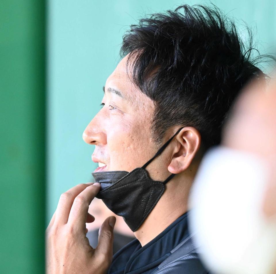 　ブルペンを視察する藤川ＳＡ（撮影・飯室逸平）