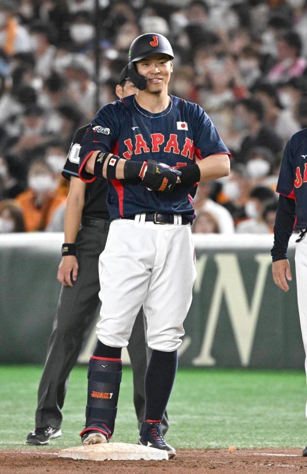 　７回、適時打を放ち塁上で笑顔の佐藤輝