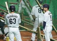 　打撃練習前に西川（左）と言葉を交わす中野（撮影・中島達哉）