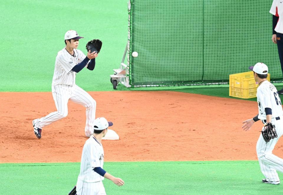 　何度も二塁のカバー練習をする中野（右は西川）＝撮影・高石航平