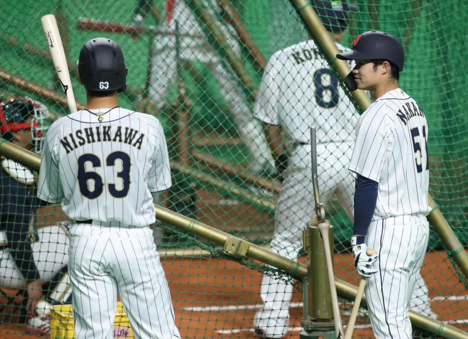 　打撃練習前に西川（左）と言葉を交わす中野（撮影・中島達哉）