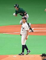 　１回、グレンディニングの安打と佐藤輝の悪送球で先制を許す今永（撮影・高石航平）