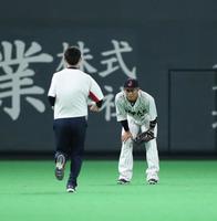 　１回、西川（右）がホワイトフィールドの打球を処理した際に負傷し、トレーナーが駆けつける（撮影・中島達哉）