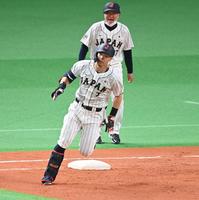 　６回、適時二塁打を放ち一塁を蹴る佐藤輝（撮影・高石航平）