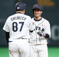 　６回、２点左前適時打を放ち、笑顔を見せる近本（右）＝撮影・中島達哉