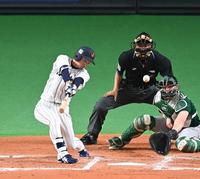 　６回、２点適時打を放つ近本（撮影・高石航平）