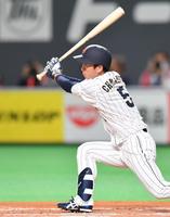 　６回、左前に適時打を放つ近本（撮影・西岡正）