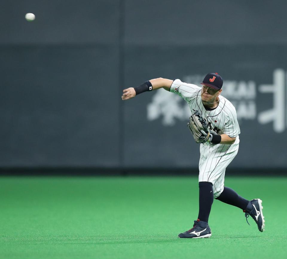 　１回、グレンディニングの打球を三塁へ悪送球する佐藤輝（撮影・中島達哉）