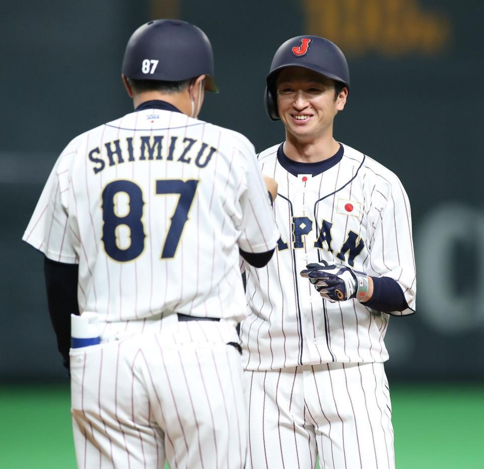 　６回、２点左前適時打を放ち、笑顔を見せる近本（右）＝撮影・中島達哉