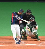 　４回、二塁打を放つ近本（撮影・高石航平）