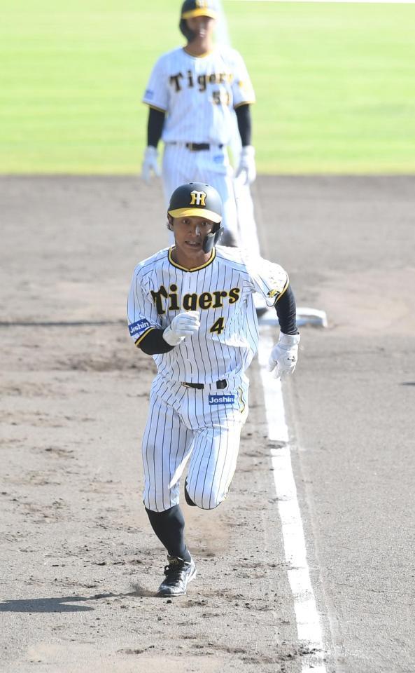 　本塁へ激走する熊谷（撮影・飯室逸平）