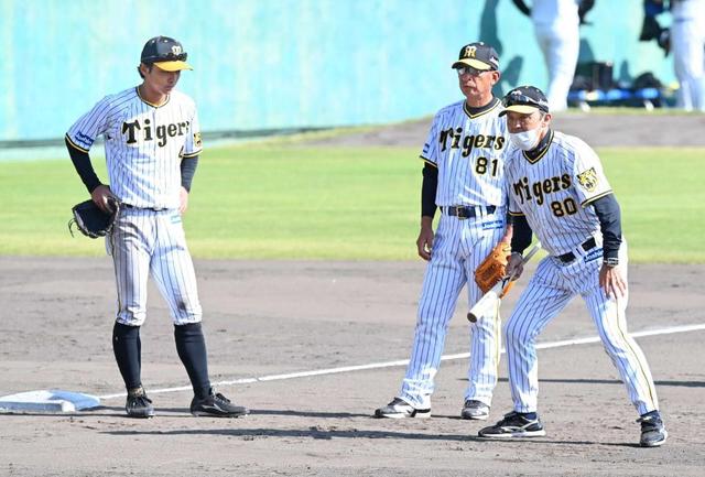 阪神・熊谷の三塁守備を岡田監督が直接指導 現役時に中西太コーチ直伝