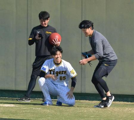 　岩貞（右）と笑顔で言葉を交わす湯浅（撮影・間宮涼）
