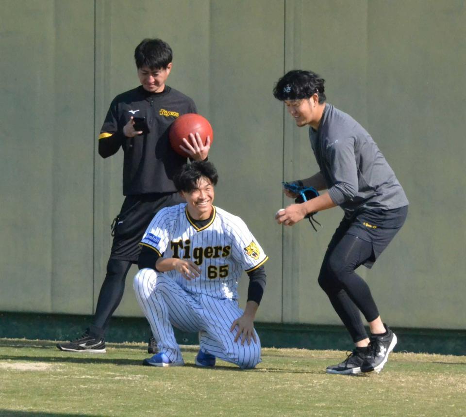　岩貞（右）と笑顔で言葉を交わす湯浅（撮影・間宮涼）