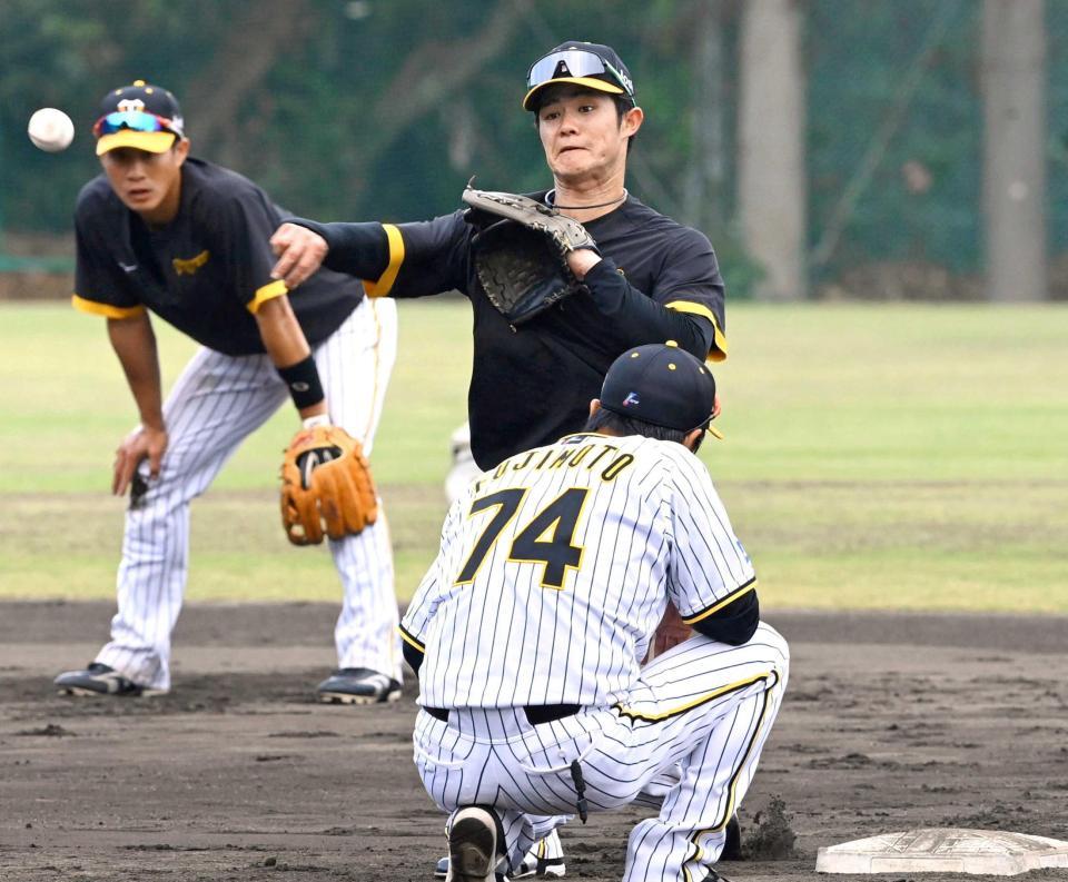 　木浪（左奥）とコンビを組んでスローイングの練習をする中野。手前は藤本コーチ（撮影・田中太一）
