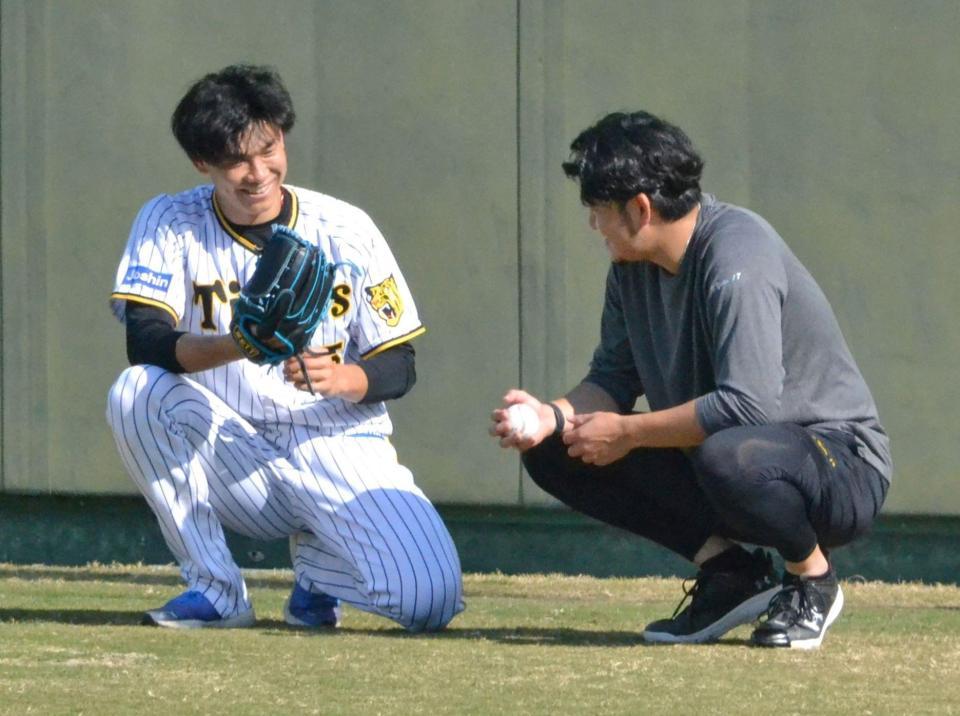 　岩貞（右）と談笑する湯浅