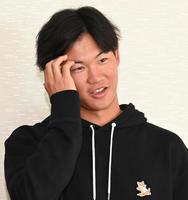 契約更改を終え、取材に応じる阪神・及川雅貴＝芸西村のホテル（撮影・飯室逸平）