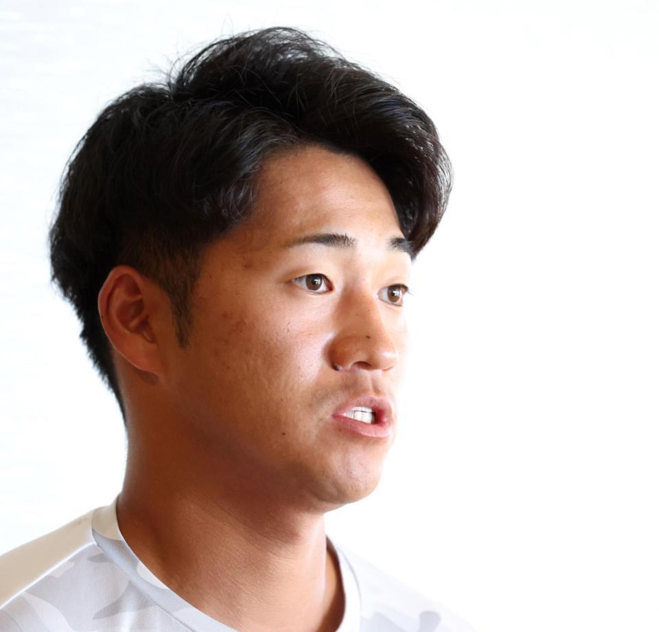 　契約更改を終え、心境を語る岩田（撮影・飯室逸平）