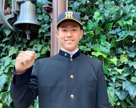 　仮契約を終え、笑顔を見せる天理・戸井（阪神タイガース提供）