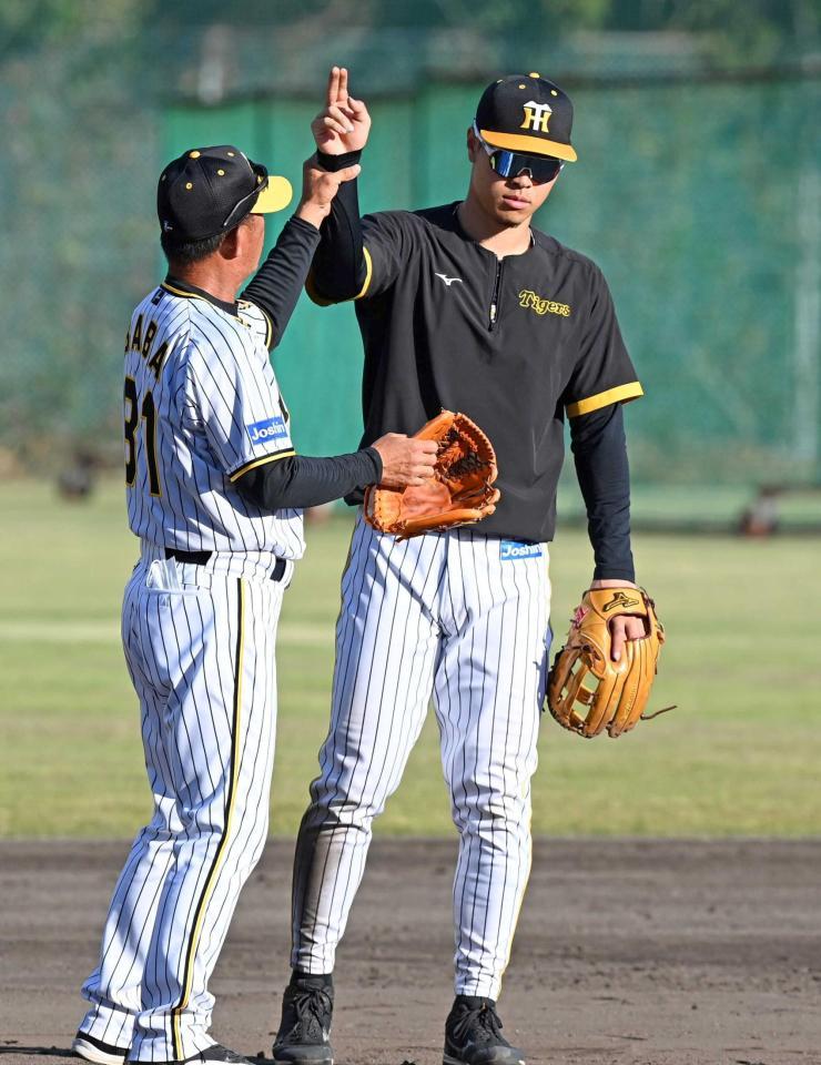 　馬場コーチ（左）から指導を受ける佐藤輝