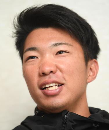 　笑顔で会見する石井（撮影・田中太一）