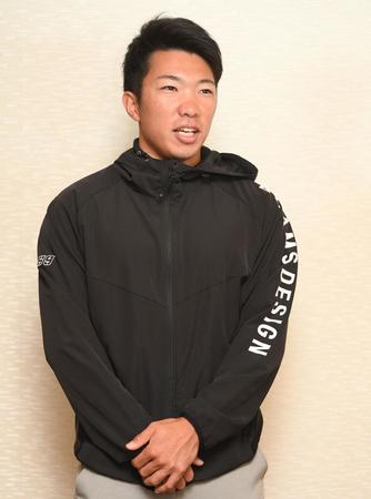 　契約更改を終え会見する石井（撮影・田中太一）