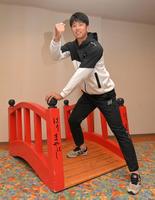 　契約更改交渉を終え、“はりまやばし”の上でポーズを決める才木（撮影・高部洋祐）