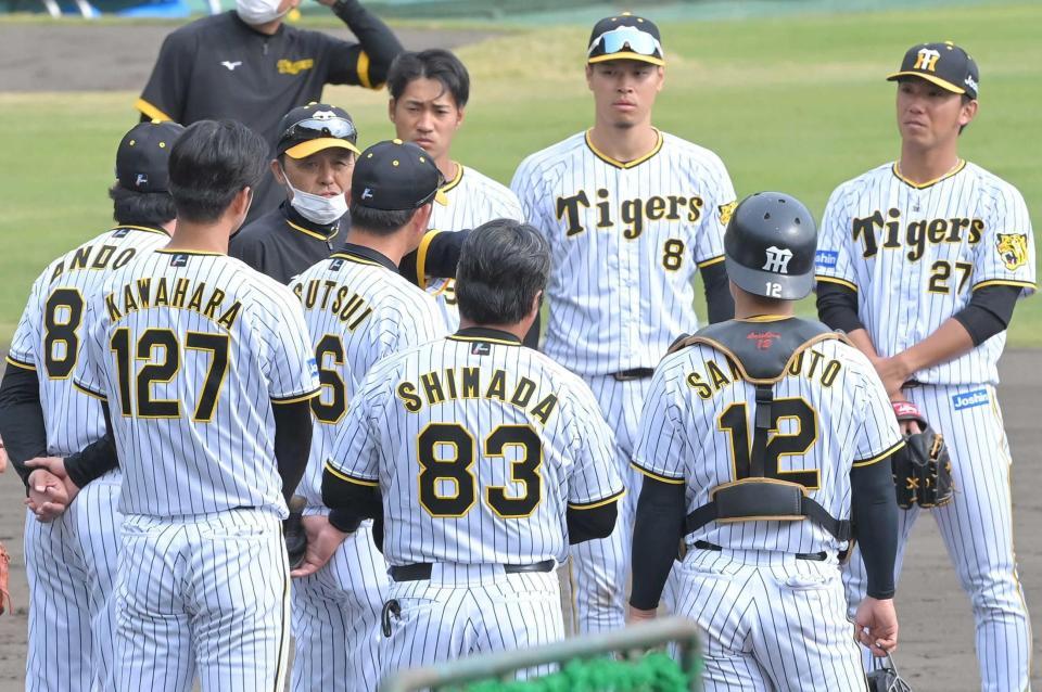 　ケースノックの練習後、坂本（１２）らを前に話をする岡田監督（左から３人目）＝撮影・高部洋祐