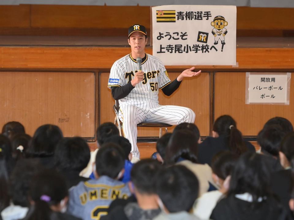 　横浜市鶴見区の上寺尾小学校を訪問した青柳（撮影・堀内翔）