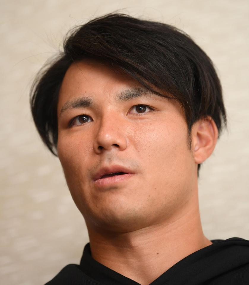 　契約更改を終え、会見する栄枝（撮影・田中太一）